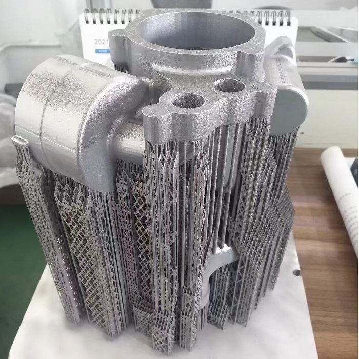 Remova os suportes de impressão 3D de metal